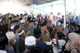 Safari Ramadhan Spesial, Bupati Irwan Dapat Pelukan Hangat dari Warga Wasuponda