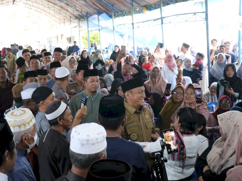 Bupati Luwu Timur, Irwan Bachri Syam, dismbut haru warga di halaman Masjid Istiqamah, Desa Ledu-Ledu, Kecamatan Wasuponda, Selasa (18/03/2025). @Jejakfakta/dok. Humas Pemkab Lutim