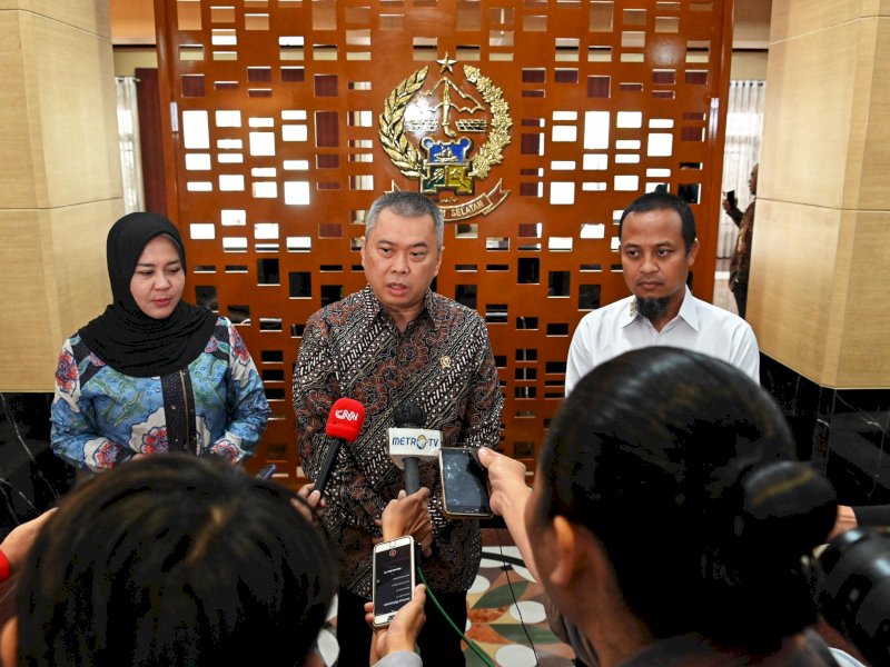 Menteri Perhubungan (Menhub) Dudy Purwagandhi memberikan keterangan pers usai menggelar pertemuan strategis dengan Gubernur Sulawesi Selatan (Sulsel), Andi Sudirman Sulaiman, di Kantor Gubernur Sulsel, Makassar, Rabu (19/3/2025). @Jejakfakta/dok. Humas Kemenhub