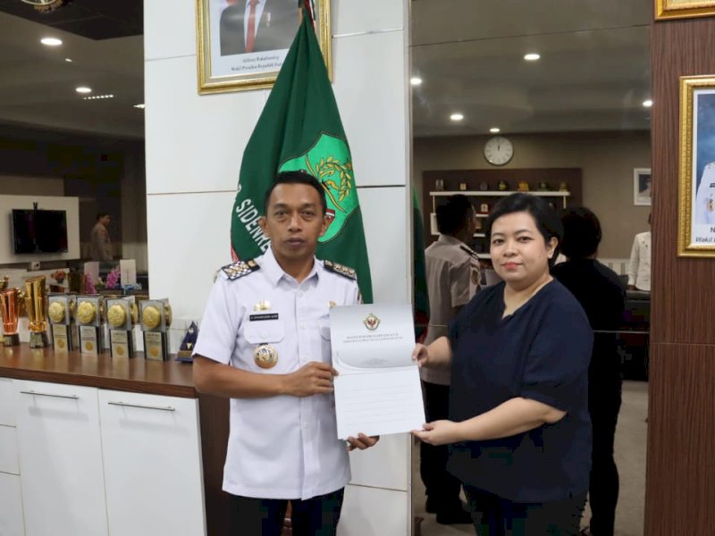 Bupati Sidrap, Syaharuddin Alrif, Ketua Tim Pemeriksa BPK, Dewa Ayu Rieva Intan, usai Exit Meeting Pemeriksaan di ruang kerja Bupati Sidrap, Rabu (19/3/2025). @Jejakfakta/dok. Humas Pemkab Sidrap