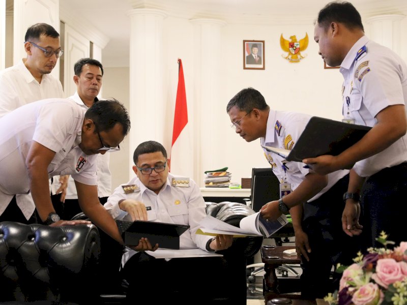 Direktur Politeknik Ilmu Pelayaran (PIP) Makassar, Rudy Susanto, memperlihatkan peta rencana pembangunan kampus PIP saat audiensi dengan Wali Kota Makassar Munafri Arifuddin, di Balai Kota Makassar, Rabu (19/3/2025). @Jejakfakta/dok. Humas Pemkot Makassar