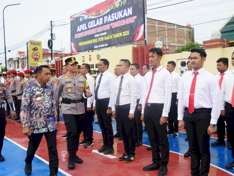 Bupati Sidenreng Rappang, Syaharuddin Alrif, bersama Kapolres Sidrap, AKBP Fantry Taherong, memimpin apel gelar pasukan Operasi Terpusat dengan sandi Ketupat 2025, Kamis (20/3/2025). @Jejakfakta/dok. Humas Pemkab Sidrap