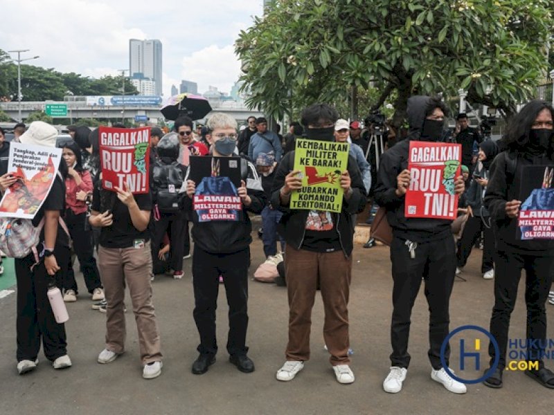 Elemen mahasiswa dan masyarakat sipil bergerak melakukan aksi penolakan RUU TNI. @Jejakfakta/Foto: Hilman Fathurrahman W/Hukum Online