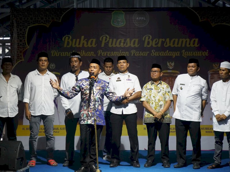 Bupati Sidrap, Syaharuddin Alrif, meresmikan Pasar Lawawoi yang dibangun secara swadaya oleh asosiasi pedagang, saat menggelar silaturahmi dan buka puasa bersama masyarakat Kecamatan Watang Pulu, Kamis (20/3/2025). @Jejakfakta/dok. Humas Pemkab Sidrap