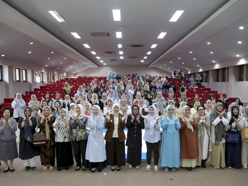 Seluruh calon Pengurus TP PKK, Dewan Kerajinan Nasional Daerah (Dekranasda) dan Pokja PAUD Kota Makassar periode 2025-2030, menjalani gladi kotor pelantikan di Aula Sipakatau Balaikota Makassar, Jumat (21/03/2025). @Jejakfakta/dok. Humas Pemkot Makassar