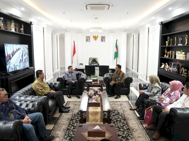 Wali Kota Makassar Munafri Arifuddin, menerima audiensi dari Kementerian Kependudukan dan Pembangunan Keluarga/BKKBN Provinsi Sulawesi Selatan untuk membahas berbagai program kependudukan, keluarga berencana, dan stunting, Jumat (21/3/2025). @Jejakfakta/dok. Humas Pemkot Makassar