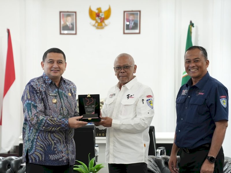 Direktur Utama MGPA, Priandhi Satria, bersama jajaran MGPA, termasuk Head of Hospitality MGPA Rully Habibie, secara khusus bertemu dengan Wali Kota Makassar, Munafri Arifuddin, pada Jumat (21/3/2025). @Jejakfakta/dok. Humas Pemkot Makassar