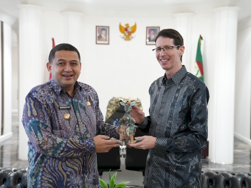Konsulat Jenderal Australia Todd Dias bersama tim dari Monash University bertemu dengan Wali Kota Makassar Munafri Arifuddin di Balai Kota Makassar, Jumat (21/3/2025). @Jejakfakta/dok. Humas Pemkot Makassar