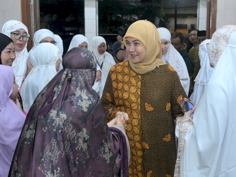Suasana hangat di Masjid Besar Nurul Hijrah, Jalan Tamalate VI No.1, saat Wakil Wali Kota Makassar, Aliyah Mustika Ilham, menyapa jamaah usai melaksanakan salat tarawih berjamaah pada Kamis (20/3/2025). @Jejakfakta/dok. Humas Pemkot Makassar