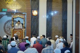 Wali Kota Munafri Tarawih Bersama Warga, Ingatkan Keutamaan 10 Malam Terakhir Ramadan