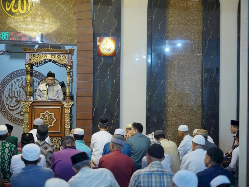 Wali Kota Makassar, Munafri Arifuddin, memberikan sambutan sebelum melaksanakan salat tarawih bersama masyarakat di Masjid Al-Habibu, Kelurahan Sambung Jawa, Kecamatan Mamajang, pada Kamis (20/03/2025). @Jejakfakta/dok. Humas Pemkot Makassar