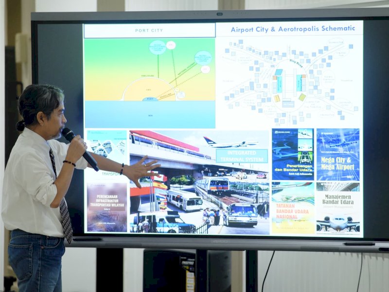 Pakar transportasi Prof. Ir. Sakti Adji Adisasmita, memaparkan masterplan sistem transportasi metropolitan Makassar yang mencakup perencanaan transportasi dalam jangka pendek, menengah, dan panjang, saat rapat koordinasi bersama tim perumus pengelolaan jalan transportasi Kota Makassar di Ruang Rapat Wali Kota, Balai Kota, pada Kamis (20/03/2025). @Jejakfakta/dok. Humas Pemkot Makassar