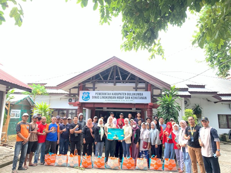 Bank Negara Indonesia (BNI) Kantor Cabang (KC) Bulukumba menyalurkan bantuan kepada petugas kebersihan di Kabupaten Bulukumba, Jumat (21/3/2025). @Jejakfakta/dok. Humas Pemkab Bulukumba