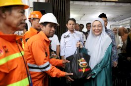 Melinda Aksa Serahkan Paket Sembako untuk Petugas Kebersihan dalam Bakti Sosial HDCI Makassar