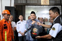 Wali Kota Makassar Apresiasi Bakti Sosial HDCI Salurkan Paket Sembako untuk 1.000 Petugas Kebersihan