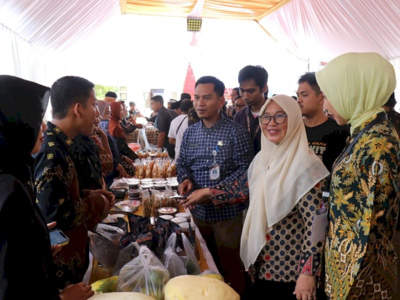 Bupati Luwu Timur, Irwan Bachri Syam, bersama Wakil Bupati, Puspawati Husler, menghadiri Bazar Ramadhan yang diselenggarakan oleh Kejaksaan Negeri (Kejari) Luwu Timur, Kamis (20/03/2025). @Jejakfakta/dok. Humas Pemkab Lutim