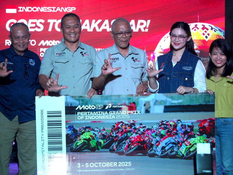 MOTOGP MANDALIKA - Direktur Utama Mandalika Grand Prix Association, Priandhi Satria (tengah) bersama Wakil Direktur Utama MGPA, Samsul Purba (kedua kiri). Stakeholder and PR ITDC, Gresita Siahaan (kedua kanan) dan Pengurus IMI Sulsel, Chandra S Djania berfoto bersama memperlihatkan tiket MotoGP Mandalika usai acara GP Talkshow dan Buka Bersama yang berlangsung di Dupli Dining & Lounge, kawasan Pantai Akkarena, Tanjung Merdeka, Tamalate, Makassar, Sabtu (22/3/2025). MGPA mengajak komunitas motor.