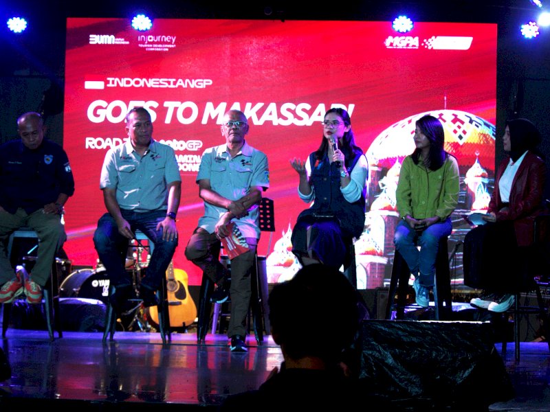 MOTOGP MANDALIKA - Direktur Utama Mandalika Grand Prix Association, Priandhi Satria (tengah) bersama Wakil Direktur Utama MGPA, Samsul Purba (kedua kiri). Stakeholder and PR ITDC, Gresita Siahaan (kedua kanan) dan Pengurus IMI Sulsel, Chandra S Djania saat GP Talkshow di Dupli Dining & Lounge, kawasan Pantai Akkarena, Tanjung Merdeka, Tamalate, Makassar, Sabtu (22/3/2025). @Jejakfakta/Nurdin Amir