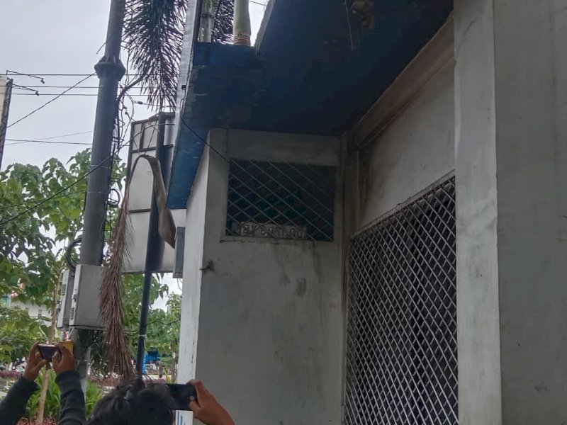 Pos Satuan Lalu Lintas (Satlantas) Polrestabes Makassar kembali diserang oleh orang tak dikenal (OTK) menggunakan bom molotov di pertigaan Jalan Sultan Alauddin &ndash; Jalan Andi Pettarani, pada Sabtu, 22 Maret 2025, dini hari. @Jejakfakta/Samsir