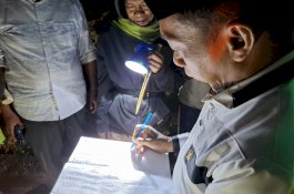 Dini Hari, Bupati Sidrap Pantau Langsung Panen Petani