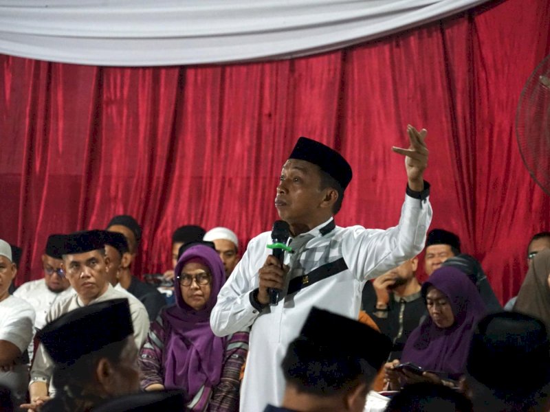 Bupati Sidenreng Rappang, Syaharuddin Alrif, mengimbau seluruh pihak bersatu padu mewujudkan Sidrap maju dan sejahtera. Hal itu ia sampaikan saat Safari Ramadan di Desa Sipodeceng, Kecamatan Baranti, Jumat (21/3/2025) malam. @Jejakfakta/dok. Humas Pemkab Sidrap