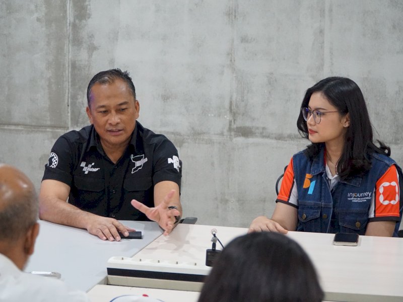 MOTOGP MANDALIKA -  Wakil Direktur Utama Mandalika Grand Prix Association (MGPA), Samsul Purba (kedua kiri) bersama Stakeholder and PR ITDC, Gresita Siahaan, kunjungi redaksi Jejak Fakta, Jl. Ujung Pandang, Makassar, Minggu (23/3/2025). @JejakFakta/Alfayed