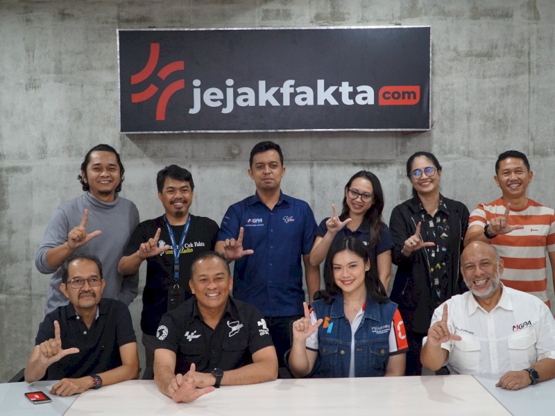 MOTOGP MANDALIKA - Wakil Direktur Utama Mandalika Grand Prix Association (MGPA), Samsul Purba (kedua kiri) bersama Head of Hospitality MGPA, Rully Habibie, Stakeholder and PR ITDC, Gresita Siahaan, kunjungi redaksi Jejak Fakta, Jl. Ujung Pandang, Makassar, Minggu (23/3/2025). MGPA mensosialisasikan MotoGP Mandalika yang akan digelar Oktober 2025. @JejakFakta/Alfayed