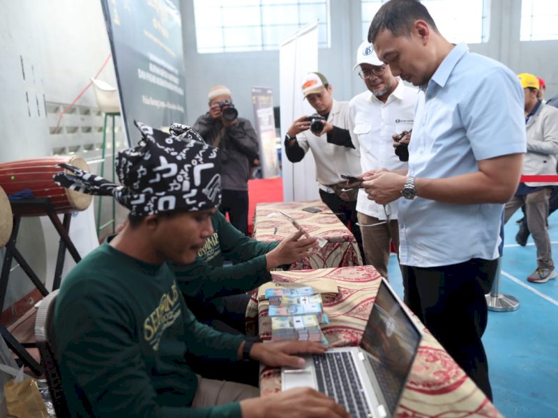 Pelaksana Harian (Plh) Sekretaris Daerah Kota Makassar, Andi Zulkifli Nanda, bersama Kepala Kantor Perwakilan Bank Indonesia (BI) Provinsi Sulawesi Selatan, Rizki Ernadi Wimanda, secara resmi membuka kegiatan Serambi Pinisi di Pulau Lae-lae, Minggu (23/3/2025). @Jejakfakta/dok. Humas Pemkot Makassar
