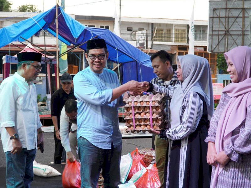 Wakil Bupati Bulukumba Andi Edy Manaf berbagi saat menghadiri buka puasa bersama dengan pelaku UMKM, anak-anak panti asuhan dan warga pesisir di pelataran Pasar Sentral Bulukumba, Sabtu (22/3/2025). @Jejakfakta/dok. Humas Pemkab Bulukumba