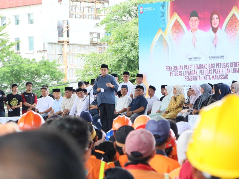 Wali Kota Makassar, Munafri Arifuddin, memberikan sambutan di hadapan penerima paket sembako di Lapangan Karebosi, Minggu (23/3/2025). @Jejakfakta/dok. Humas Pemkot Makassar