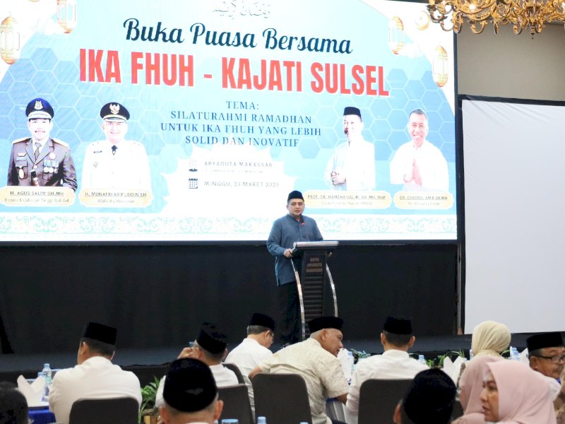 Wali Kota Makassar Munafri Arifuddin, menyampaikan sambutan di acara buka puasa bersama yang digelar oleh IKA FH Unhas bersama Kejati Sulawesi Selatan, di Hotel Aryaduta, Minggu (23/3/2025). @Jejakfakta/dok. Humas Pemkot Makassar