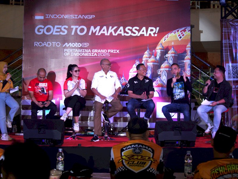 Direktur Utama Mandalika Grand Prix Association (MGPA) Priandhi Satria (tengah) bersama Wakil Direktur Utama MGPA, Samsul Purba (kedua kanan) Stakeholder and PR ITDC Gresita Siahaan (kedua kiri), Kepala Dinas Pariwisata Makassar Muhammad Roem (kiri) dan Ketua DPD ASITA Sulsel Didi L Manaba (kanan) saat  MotoGP Talkshow dan Buka Bersama di Kampoeng Popsa Kafe Makassar, Sulawesi Selatan, Ahad (23/3/2025). @Jejakfakta/Nurdin Amir