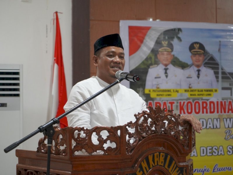 Bupati Luwu  H. Patahudding saat Rapat Koordinasi dan Silaturrahmi Bupati bersama para Kepala Desa se Kabupaten Luwu di aula rumah jabatan Bupati Luwu, Minggu (23/3/2025). @Jejakfakta/dok. mediacenter.luwukab.go.id