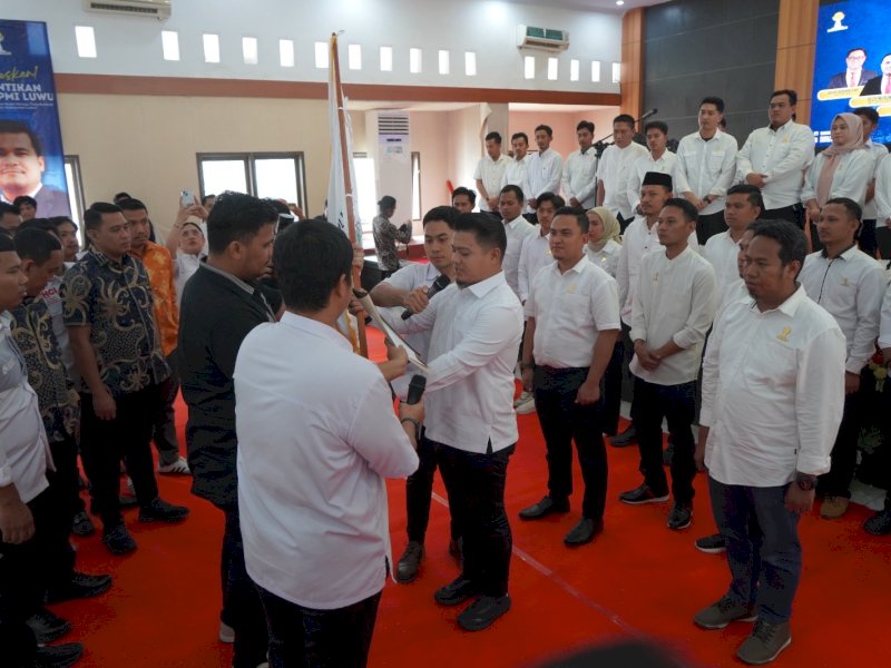 Muh. Dhevy Bijak Pawindu, secara resmi menjabat Ketua Badan Pengurus Cabang Himpunan Pengusaha Muda Indonesia (BPC HIPMI) Kabupaten Luwu setelah dilantik oleh Ketua Badan Pengurus Daerah HIPMI Provinsi Sulawesi Selatan, Andi Amar Ma&rsquo;ruf Sulaiman di aula Andi Kambo Kompleks Perkantoran Bupati Luwu, Minggu (23/3/2025). @Jejakfakta/dok. mediacenter.luwukab.go.id