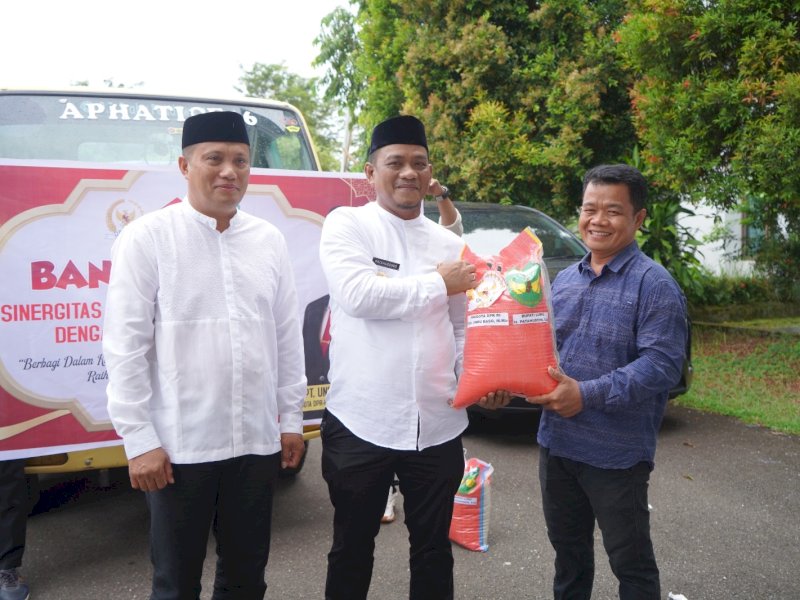 Bupati Luwu, H. Patahudding, secara resmi melepas penyaluran bantuan sosial (bansos) dari anggota DPR RI Capt. Unru Baso, M.Mar (Ubas) di halaman rumah jabatan Bupati Luwu, Kelurahan Pammanu Kecamatan Belopa Utara, Sabtu (22/3/2025). @Jejakfakta/dok. mediacenter.luwukab.go.id