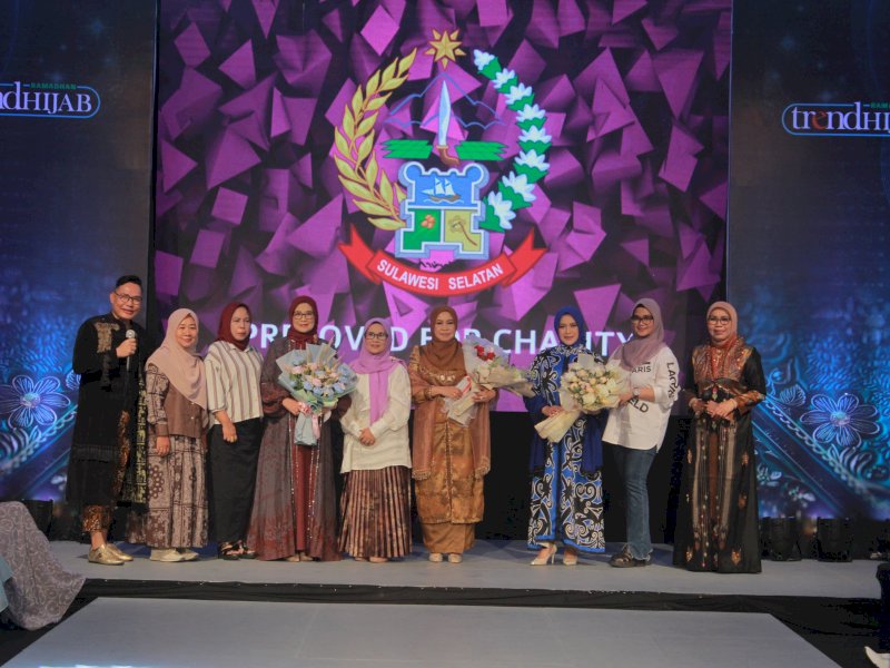 Tiga busana milik istri pejabat dari Kabupaten Luwu laku terjual pada ajang Preloved For Charity, sebuah acara peragaan dan lelang busana dalam rangka Ramadan Trend Hijab 2025 yang diselenggarakan Pemprov Sulsel di Makassar, Sabtu (22/3/2025). @Jejakfakta/dok. mediacenter.luwukab.go.id
