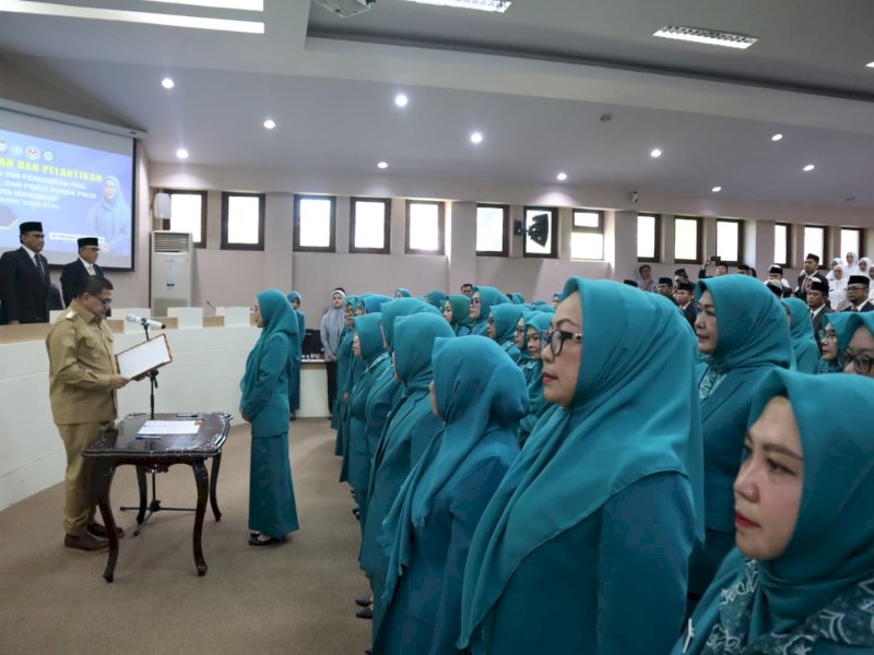 Wali Kota Makassar, Munafri Arifuddin, secara resmi mengukuhkan dan melantik pengurus TP PKK Kota Makassar, Dekranasda, serta Pokja Bunda PAUD untuk masa bakti 2025-2030, di Ruang Sipakatau, Senin (24/3/2025). @Jejakfakta/dok. Humas Pemkot Makassar