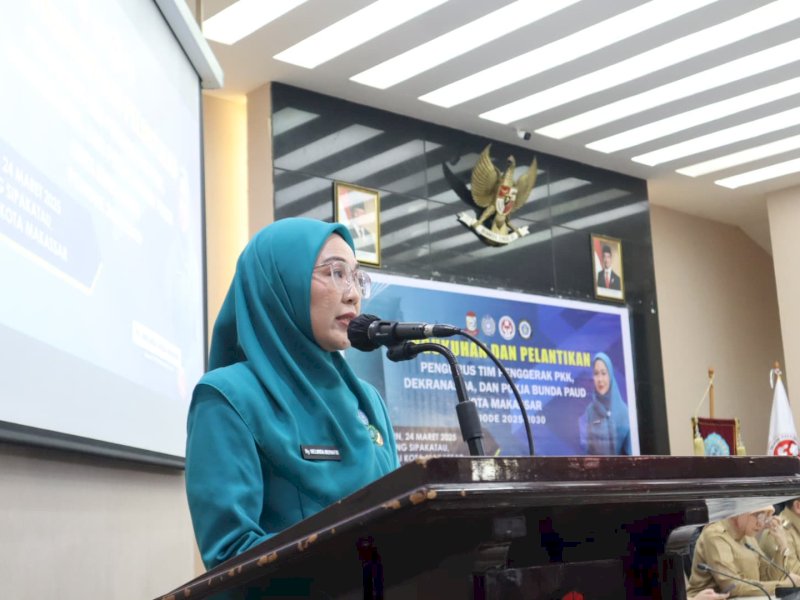 Ketua TP PKK Kota Makassar, Melinda Aksa, memberikan sambutan usai pelantikan pengurus baru TP PKK, Dewan Kerajinan Nasional Daerah (Dekranasda) dan Pokja Bunda PAUD Kota Makassar periode 2025-2030, resmi dilantik di Aula Sipakatau Balai Kota Makassar pada Senin (24/03/2025). @Jejakfakta/dok. Humas Pemkot Makassar