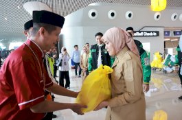 Aliyah Mustika Ilham Apresiasi Kegiatan Sosial DPD Amphuri di Bandara Sultan Hasanuddin