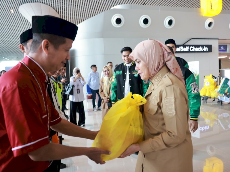 Wakil Wali Kota Makassar, Aliyah Mustika Ilham, membagi Bingkisan kepada Petugas Bandara Internasional Sultan Hasanuddin, yang diselenggarakan oleh DPD Amphuri Sulampua, Senin (24/3/2025). @Jejakfakta/dok. Humas Pemkot Makassar