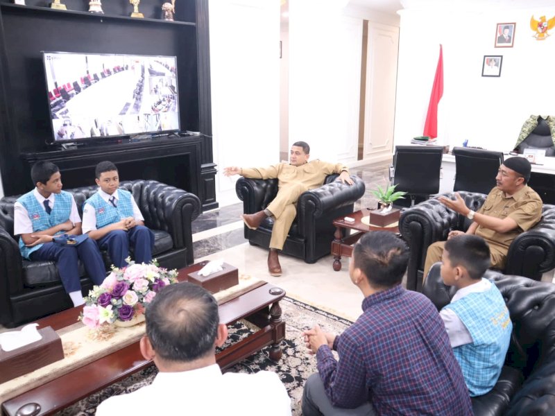 Wali Kota Makassar, Munafri Arifuddin, menerima audiensi dari UPT SPF SMP Negeri 6 Makassar di ruang rapat Wali Kota Makassar pada Senin (24/3/2025). @Jejakfakta/dok. Humas Pemkot Makassar