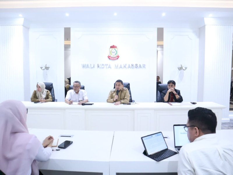  Wali Kota Makassar, Munafri Arifuddin, menerima audiensi dengan Balai Besar Wilayah Sungai (BBWS) Pompengan Jeneberang di Ruang Rapat Wali Kota pada Senin (24/3/2025). @Jejakfakta/dok. Humas Pemkot Makassar