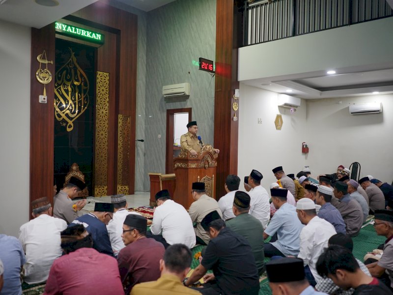 Wali Kota Makassar, Munafri Arifuddin, melaksanakan salat tarawih berjemaah bersama jajaran Forum Koordinasi Pimpinan Daerah (Forkopimda) dan masyarakat di Masjid Nurul Azis, Kelurahan Buakana, Jalan Cilallang Jaya, pada Senin (24/3/2025). @Jejakfakta/dok. Humas Pemkot Makassar