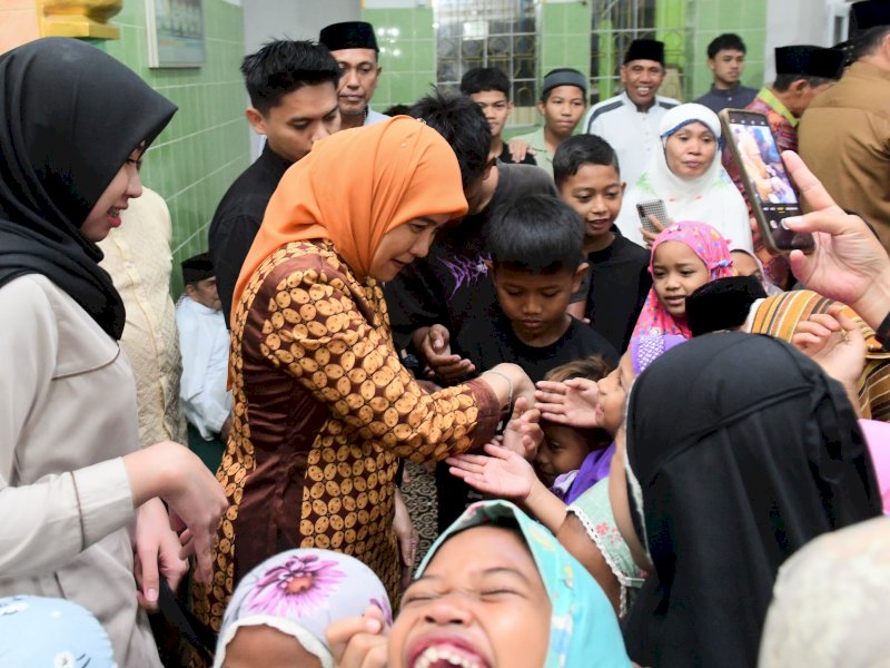 Wakil Wali Kota Makassar, Aliyah Mustika Ilham, menyapa jamaah usai Salat Tarawih berjamaah di Masjid Darussalam Sappabulo, Jl. Abd. Kadir II, Kecamatan Tamalate, Senin (24/3/2025). @Jejakfakta/dok. Humas Pemkot Makassar