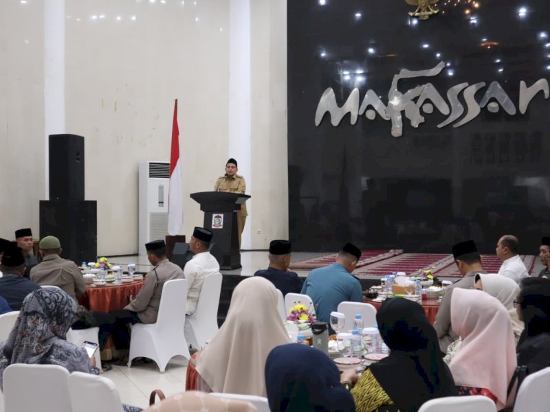 Wali Kota Makassar, Munafri Arifuddin, menggelar buka puasa bersama jajaran Forum Koordinasi Pimpinan Daerah (Forkopimda) dan para purna bakti Aparatur Sipil Negara (ASN) di Rumah Jabatan Wali Kota, Senin (24/3/2025). @Jejakfakta/dok. Humas Pemkot Makassar