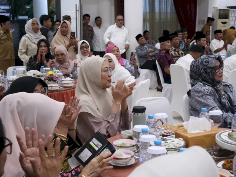 Ketua TP PKK Kota Makassar, Melinda Aksa, turut menghadiri acara buka puasa bersama di Baruga Anging Mammiri Rumah Jabatan Wali Kota Makassar pada Senin (24/3/2025). @Jejakfakta/dok. Humas Pemkot Makassar