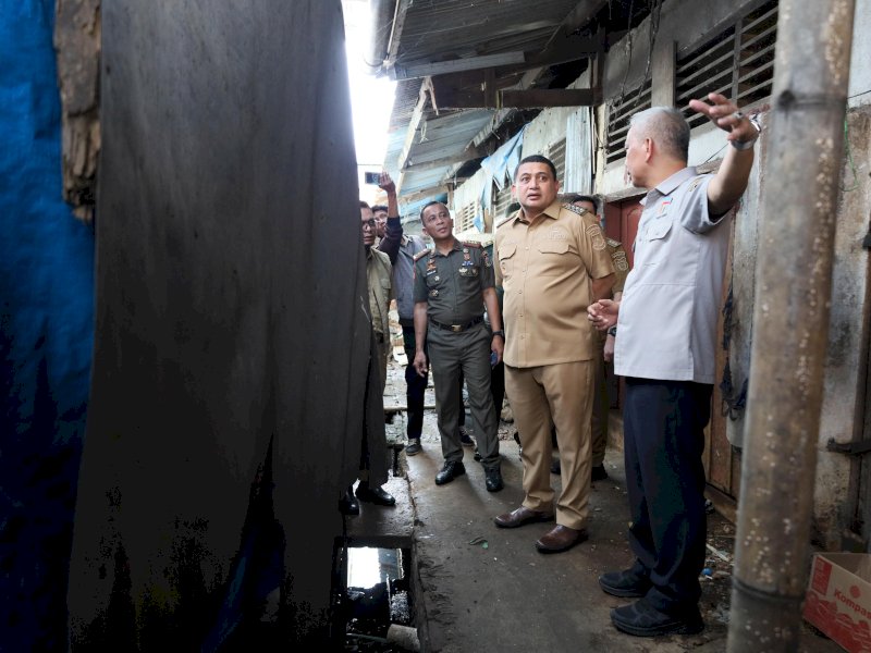 Wali Kota Makassar, Munafri Arifuddin, meninjau kondisi pasar tradisional Panakkukang, Selasa (25/3/2025). Ia janji renovasi menyerupai konsep ritel modern. @Jejakfakta/dok. Humas Pemkot Makassar
