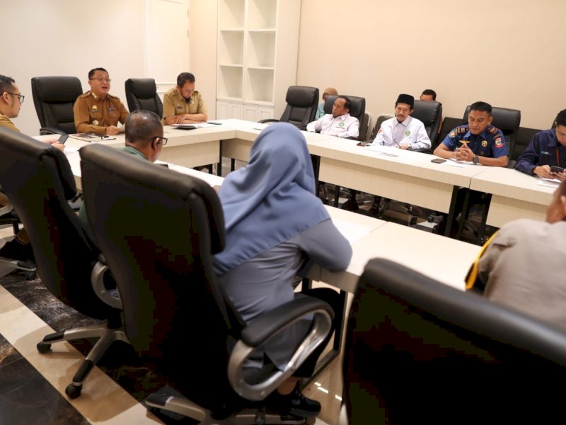 Asisten I Bidang Pemerintahan dan Kesejahteraan Rakyat (Kesra) Pemkot Makassar, Andi Muhammad Yasir, saat Rakor Pelaksanaan Salat Idul Fitri 1446 H di Kantor Balai Kota, Selasa (25/3/2025). @Jejakfakta/dok. Humas Pemkot Makassar