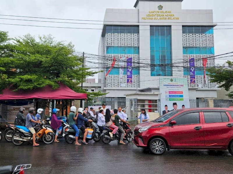 Pembimas Kristen Kanwil Kemenag Sulsel, menggelar aksi bagi-bagi takjil serempak di berbagai titik di Kota Makassar, dan dipusatkan di depan Kanwil Kemenag Sulsel, Jalan Nuri, Selasa (25/3/2025). @Jejakfakta/dok. Humas Pemkot Makassar