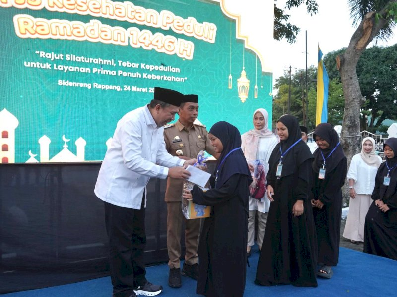 Bupati Sidrap, Syaharuddin Alrif, bersama Direktur SDM dan Umum BPJS Kesehatan, Dr. Andi Afdal, saat berbagi Program BPJS Peduli Ramadan 1446 H di Rumah Jabatan Bupati Sidrap, Senin (24/3/2025). @Jejakfakta/dok. Humas Pemkab Sidrap